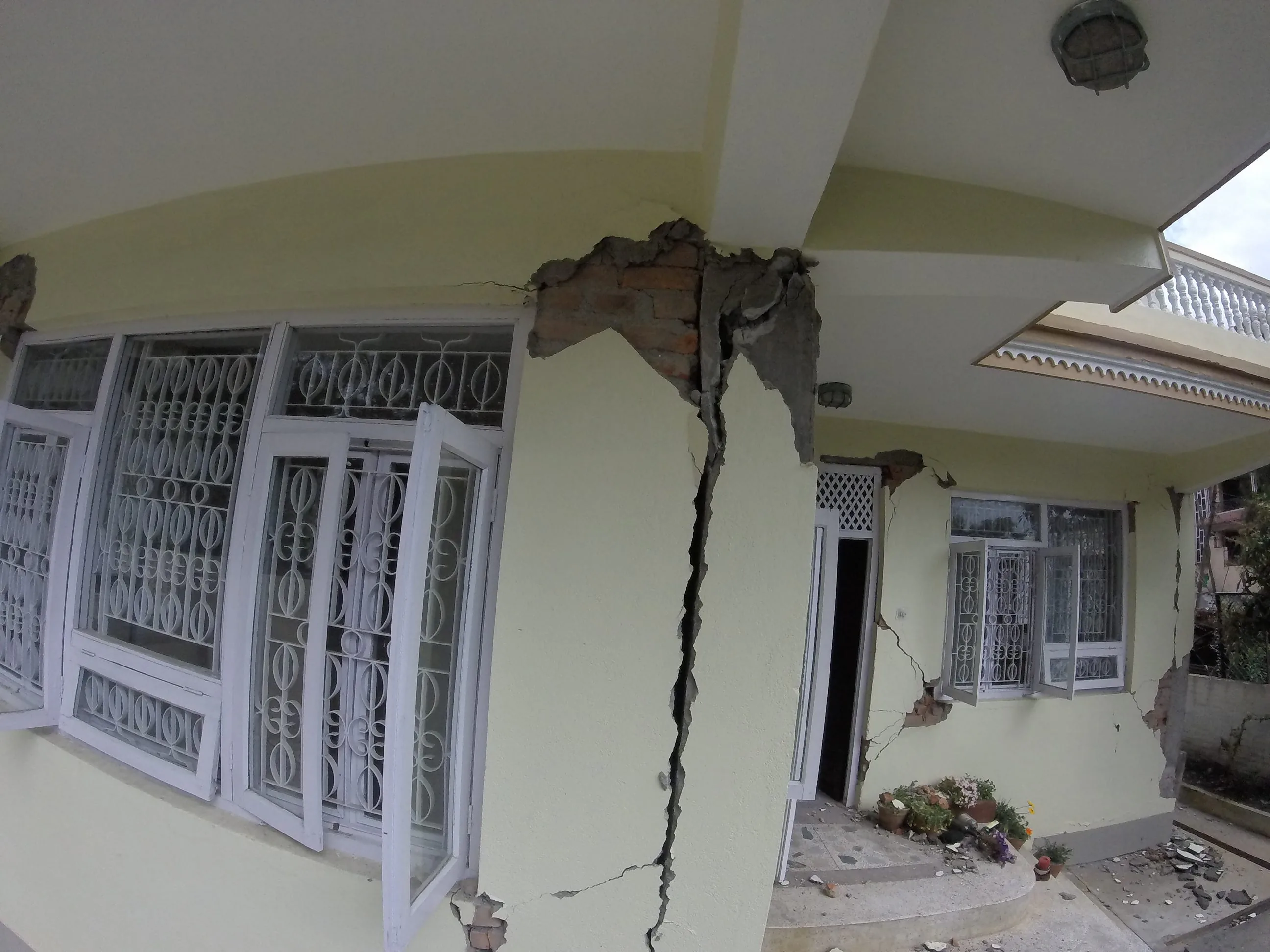 Residential building on the verge of collapse in Rani Bari, #Kathmandu after #Earthquake